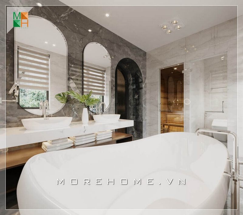 . Không gian tắm của phòng có sự tương phản giữa đá ốp tường đen vân trắng và lavabo trắng, tạo nên một không gian thư giãn, tinh tế và rất sang trọng.